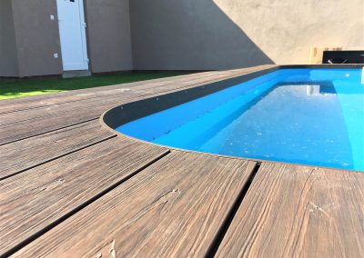 Koextrudovaný WPC kryt na bazén z tmavého orecha